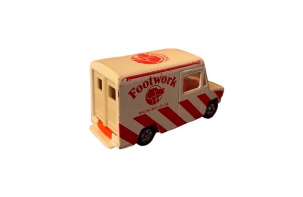Tomica 27 Isuzu High Van - Image 2